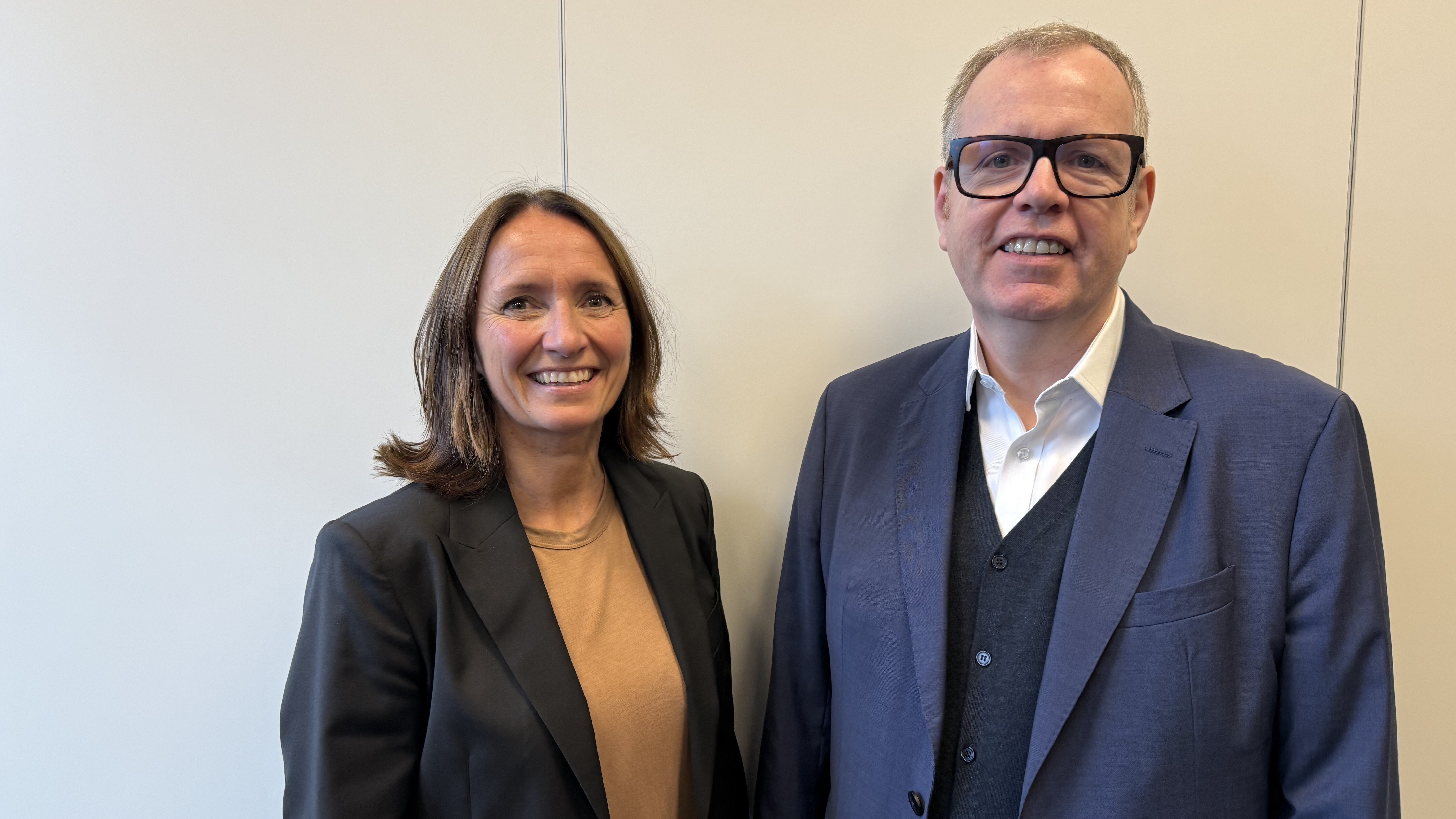 Guri Knotten (NiT) og Ben Butters (Eurochambres).