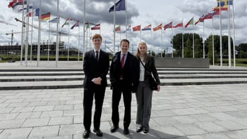 Traineene samlet under et møte ved NATO-hovedkvarteret i Brussel i samband med Trøndelag Europakontor sitt 25-årsjubileum.