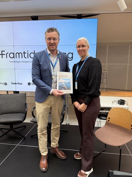 Fylkesordfører Tomas Iver Hallem og prosjektleder Marit Schei Olsen presenterer Veikartet. Foto: Tonje Osmundsen/NTNU Samfunnsforskning